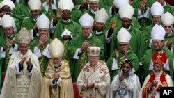 Des évêques lors de l'ouverture du Synode de la Place Saint-Pierre, au Vatican, le 7 octobre 2012.