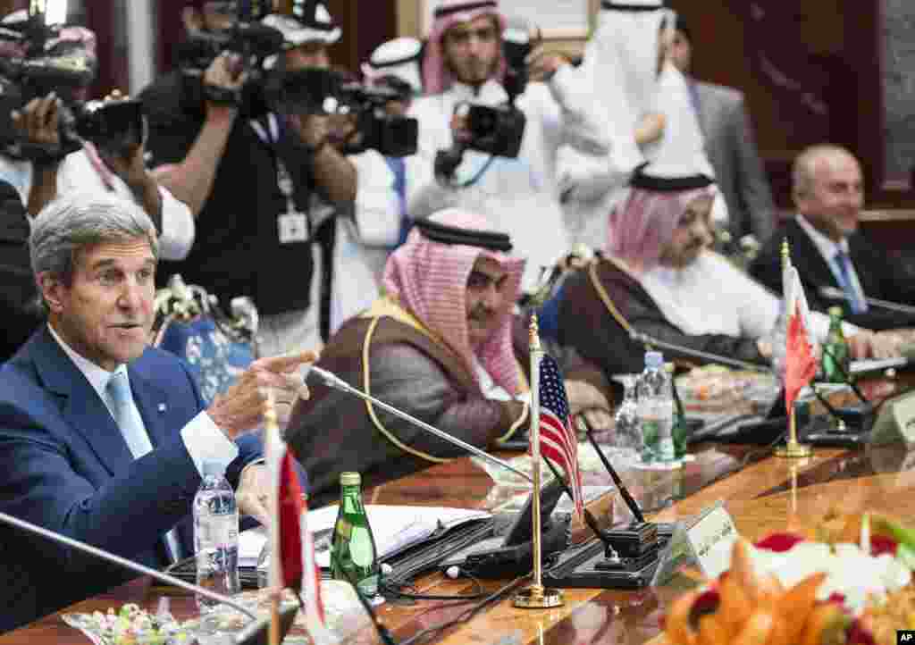 Menteri Luar Negeri John Kerry berbicara pada hadirin sebelum sebuah rapat dengan pemimpin wilayah Teluk Arab di Jeddah, Arab Saudi (11/9). (AP/Brendan Smialowski)