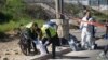 Fuerzas de seguridad israelíes inspeccionan el lugar de un apuñalamiento en un control de seguridad entre Jerusalén y Cisjordania el miércoles 13 de marzo de 2024. Un palestino apuñaló e hirió a dos personas en un control cerca de Jerusalén antes de morir baleado. 