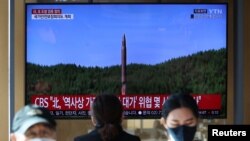 한국 텔레비전 방송에 북한 미사일 발사 소식이 전해지고 있다. (자료사진)