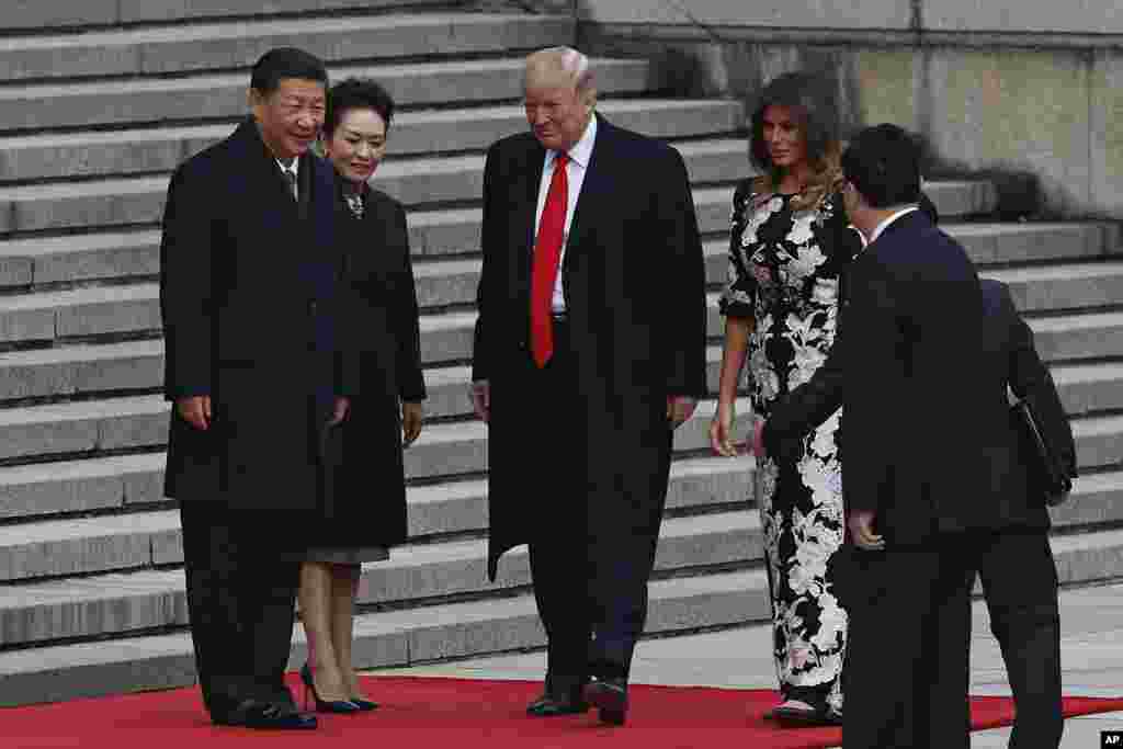 美国总统唐纳德&middot;川普和夫人，中国国家主席习近平和夫人抵达北京人民大会堂参加欢迎典礼（2017年11月9日）。