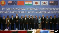 Les ministres du Commerce de 16 pays de la région Asie-Pacifique prennent une photo lors de la réunion ministérielle du Partenariat économique global régional à Hanoï, le 22 mai 2017. 