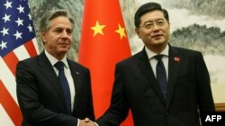 美国国务卿布林肯与中国外交部长秦刚2023年6月18日在北京握手。