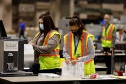 Trabajadores electorales cuentan votos en el Centro de Convenciones de Pensilvania el día de las elecciones en Filadelfia, Pensilvania, EE. UU., 3 de noviembre de 2020.