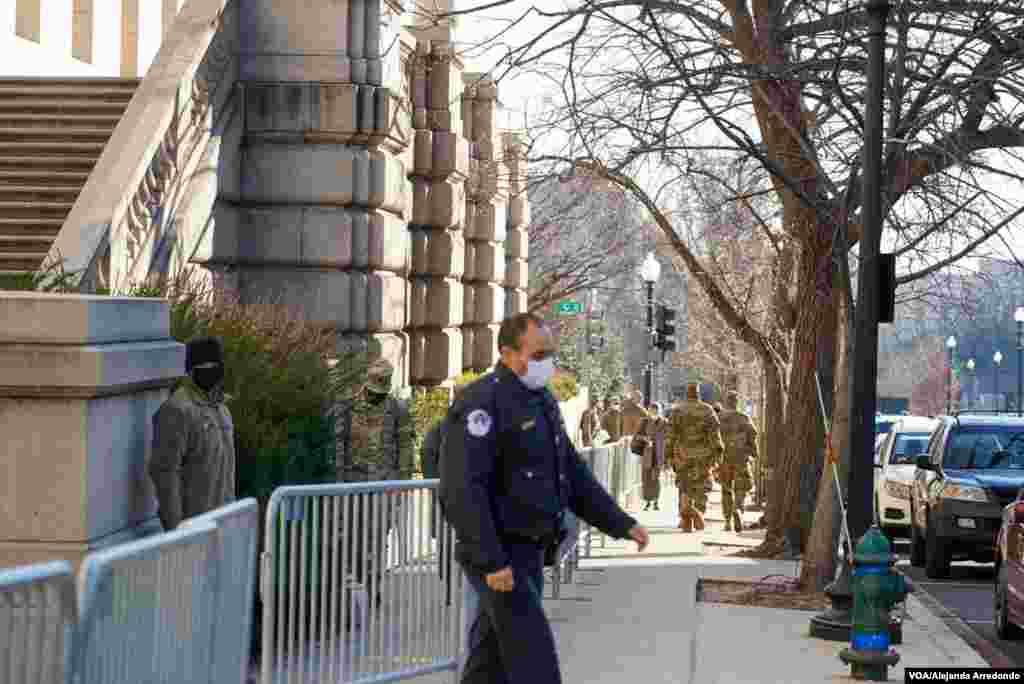 Las fuerzas adicionales de la Guardia Nacional que fueron desplegadas en la ciudad irán armadas, dijo el jefe de la oficina de la Guardia Nacional a reporteros.