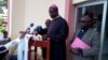Monseigneur Samuel Kleda face à la presse au cours d’une communication de la conférence nationale épiscopale à (Emmanuel Jules Ntap/VOA)