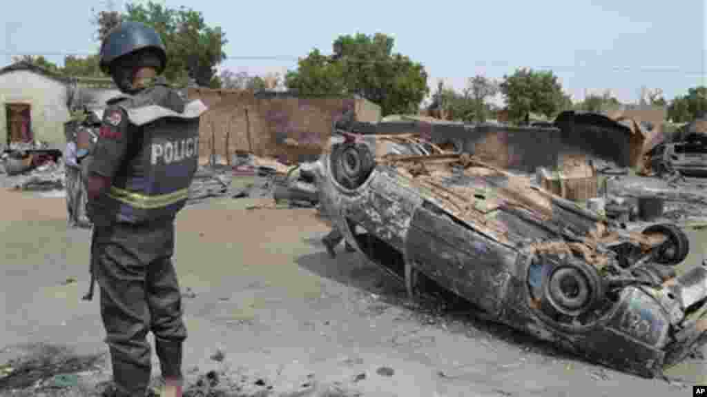 Wasu gidaje da aka kona a harin da ake zaton ‘yan Boko Haram ne suka kaishi a Kawuri dake Maiduguri, Junairu 28, 2014.