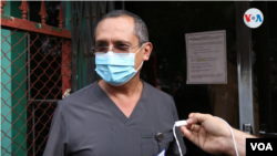El doctor Carlos Quant al salir del Ministerio de Salud de Nicaragua, donde se le advirtió sobre la Ley de Ciberdelitos. Foto VOA.