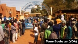 Des passant attendent sur place après un attentat-suicide à Gao, au Mali, le 18 janvier 2017. (VOA/Toure Boubacar)