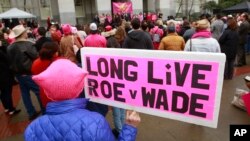 Rassemblement pour commémorer le 45e anniversaire de la décision de la Cour suprême sur le droit à l'avortement, le 22 janvier 2018, à Sacramento, en Californie.