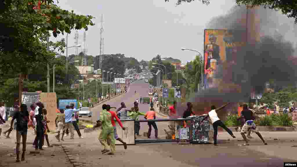 Des manifestants, érigent des barricades, protestant contre une nouvelle loi qui pourrait retarder les élections prévues pour 2016, à Kinshasa, République démocratique du Congo, le lundi 19 janvier 2015, 