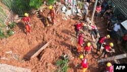Foto dari udara menunjukkan tim penyelamat bekerja di lokasi tanh longsor di wilayah Bethania, Ipatinga, negara bagian Minas Gerais, Brasil, pada 12 Januari 2025. (Foto: AFP/Nilmar Lage)