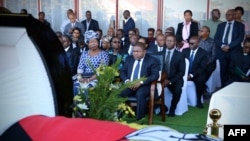 Le président mozambicain Filipe Nyusi assiste au service funéraire du leader de la Résistance nationale mozambicaine (RENAMO), Afonso Dhlakama, à Beira, au Mozambique, le 9 mai 2018 