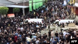 Las ambulancias llegan después de que se produjo una explosión de un dispositivo durante el funeral de las personas que murieron cuando cientos de bíperes explotaron en todo el Líbano el día anterior, en los suburbios del sur de Beirut el 18 de septiembre de 2024.