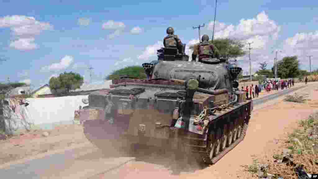 Un char de l'armée kenyane prend position à l'extérieur de l'université de Garissa attaque par les Shabaabs, jeudi 2 mars 2015.