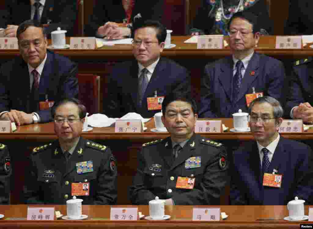 2013年3月16日,中国军队总参谋长房峰辉和中国国防部长常万全在人大会议上。他们都是中共十八届中央军委委员,但不是十九届中央军委委员。常万全现在仍是国防部长和国家中央军委委员。而房峰辉在被送交军事检察机关之前,职务只剩下国家中央军委委员了。