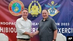 Menteri Pertahanan Australia Richard Marles (kiri) dan Menteri Pertahanan Filipina Gilberto Teodoro Jr. berpose sebelum latihan militer gabungan di pangkalan angkatan laut di San Antonio, Zambales, 25 Agustus 2023. (Foto: Philippine DND Defense Communications Service via AP)