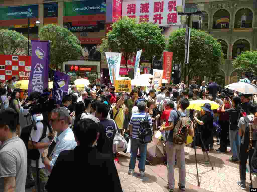 香港十六個政黨和團體銅鑼灣時代廣場抗議Lancome