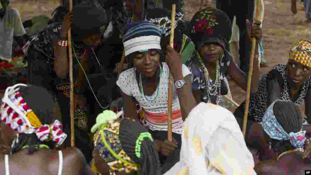 Fulani makiyaya da mata sun halarci wasan sukuwa a garin Bida Jihar Neja ranar 23 watan Yuni 2013.