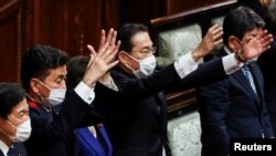 기시다 후미오(가운데) 일본 총리가 14일 도쿄 의사당에서 중의원 해산 선언 뒤 각료들과 만세를 외치고 있다.