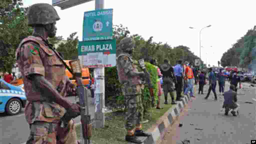 Sojojin na sintiri a inda Bom ya fashe a Abuja 25, ga Yuni 2014.