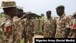 Le général Laftanal Tukur Yusuf Buratai s'est rendu à Gudallah où Boko Haram a attaqué la semaine dernière, le 12 septembre 2018.