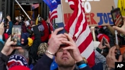 ARHIVA -Pristalice bivšeg američkog predsjednika Donalda Trampa tokom nemira u Kongresu 