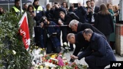 Nemački zvaničnici polažu cveće na mestu gde je auto udario u gomilu u Minhenu, u južnoj Nemačkoj. 15. februar, 2025. (Foto: AFP/Michaela STACHE)