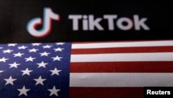 La bandera de Estados Unidos y el logotipo de TikTok se ven en esta ilustración tomada el 2 de junio de 2023. 