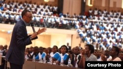 Paul Kagame e estudantes universitários