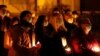 Umat Katolik saat menghadiri Malam Paskah di luar ruangan saat penyebaran COVID-19 berlanjut di Hanau, Jerman, 3 April 2021. (Foto: REUTERS/Kai Pfaffenbach)
