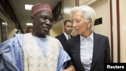 Le Ministre des Finances du Cameroun Alamine Ousmane Mey, à gauche, s'entretient avec la directrice Générale du Fonds Monétaire International, Christine Lagarde, après leur rencontre au ministère des Finances à Yaoundé, au Cameroun, 7 janvier 2016. (FMI)