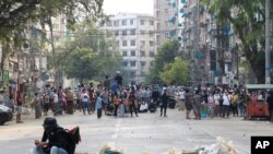 Los manifestantes ocupan una calle en Rangún, Myanmar, donde han muerto decenas de personas que protestaban contra el golpe militar del 1 de febrero de 2021.
