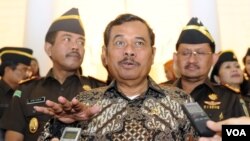 Jaksa Agung HM Prasetyo di Gedung Kejaksaan Agung, Minggu, 18 Januari 2014 (VOA/Andylala)