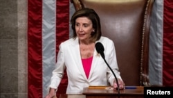 La presidenta de la Cámara de Representantes de EE. UU., Nancy Pelosi, da inicio a la votación sobre el proyecto de gastos del presidente Joe Biden el viernes 19 de noviembre de 2021.