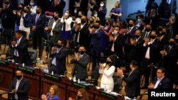 Represntantes de la Asamblea Legislativa en El Salvador, votan el 1 de mayo para destituir a los 5 jueces de la Corte Suprema, lo que ha desencadenado una repulsa internacional.