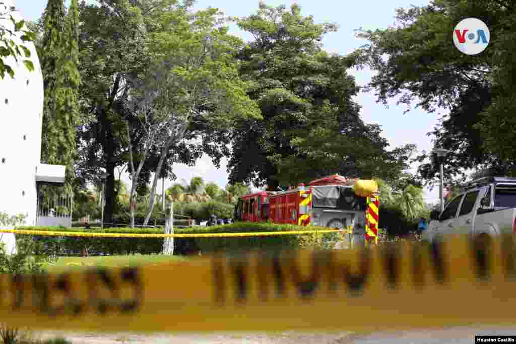  Una cinta amarilla fue colocada en la zona del peritaje y al fondo se observa a los bomberos. [Houston Castillo/VOA]
