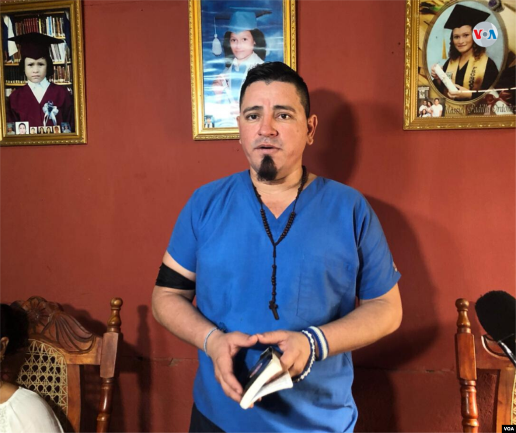 Pedro José Gutiérrez, habla frente a un grupo de periodistas y familiares luego de ser puesto en libertad por el gobierno de Daniel Ortega. (Foto de Daliana Ocaña, VOA)