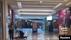 Polisi memeriksa tersangka yang ditembak setelah menikam beberapa orang di pusat perbelanjaan Westfield Bondi Junction di Sydney, Australia, Sabtu, 13 April 2024. (Foto: Reuters)