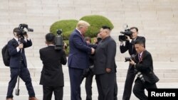 美国总统特朗普与朝鲜领导人金正恩2019年6月30日在板门店握手。