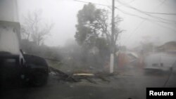Kerusakan dan jalan-jalan yang tergenang air terlihat di area yang terkena hantaman Badai Maria di Guayama, Puerto Rico, 20 September 2017.