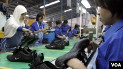 Para pekerja di salah satu pabrik sepatu di Tangerang (foto: dok). Asosiasi pengusaha Indonesia mengatakan, saat ini hanya sedikit investor asing yang masuk ke Indonesia pada sektor yang membuka banyak lapangan kerja, karena minimnya infrastruktur.