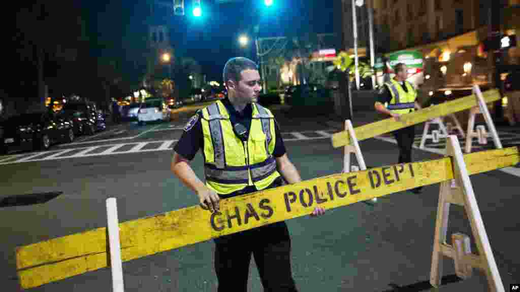 La police ferme une section de la rue Calhoun, près de l'église AME Emanuel où un homme armé a ouvert le feu et tué neuf personnes mercredi 17 juin 2015 à Charleston, Caroline du Sud 