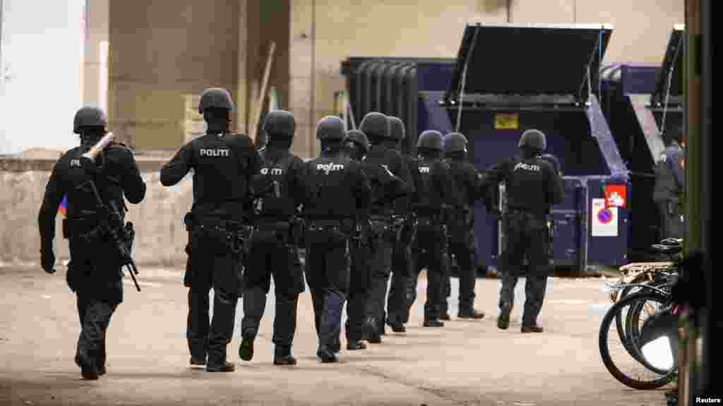 La police patrouille dans un quartier près de la gare Norrebro après la fusillades à Copenhague, le 15 février 2015.