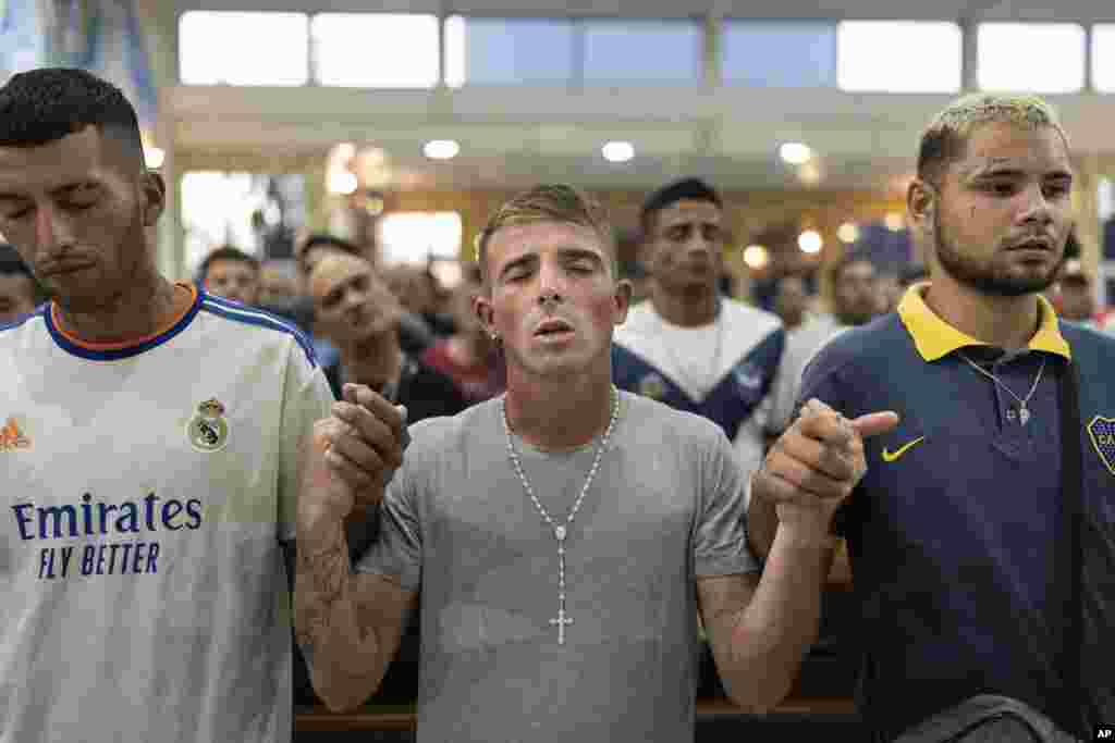 “Con gratitud por su servicio incansable a la Iglesia y al mundo, lo acompañamos espiritualmente en este momento de internación y reposo”, expresaron los obispos argentinos en un comunicado.