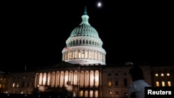 Los republicanos de la Cámara de Representantes tenían previsto presentar este domingo una ley para aprobar el acuerdo sobre el techo de la deuda alcanzado el sábado entre el presidente Joe Biden y el presidente de la Cámara de Representantes, Kevin McCarthy .