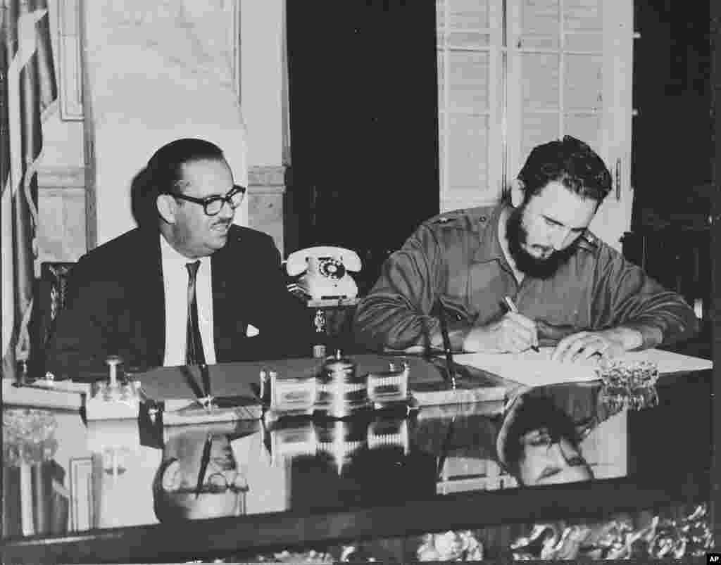 1960年5月17日，卡斯特罗签署命令，把美国人拥有的银行收归国有