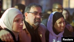 Namee Barakat (tengah) dan istrinya Layla Barakat (kanan) orang tua dari korban penembakan, Deah Barakat menghadiri acara doa bersama di Universitas North Carolina di Chapel Hill, Rabu (11/2). 