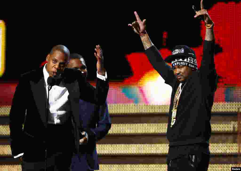 Jay-Z, izquierda, Frank Ocean, centro, y The-Dream aceptan el premio por mejor colaboración en el género rap por "No Church in the Wild", el domingo 10.