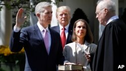 Le président Trump assiste à la cérémonie de Neil Gorsuch, à la Maison-Blanche, le 10 avril 2017.